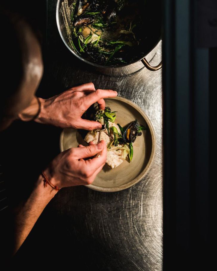 Le Chef du restaurant Le Cercle en cuisine