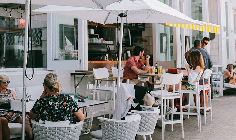 La scène en plein air du restaurant Le Cercle